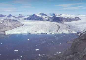 52 Kongsbreen, Tre Kroner og Dronningfjella