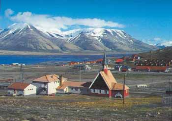 59 Longjearbyen kirke med Operafjellet