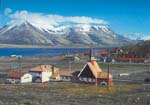 59 Longjearbyen kirke med Operafjellet